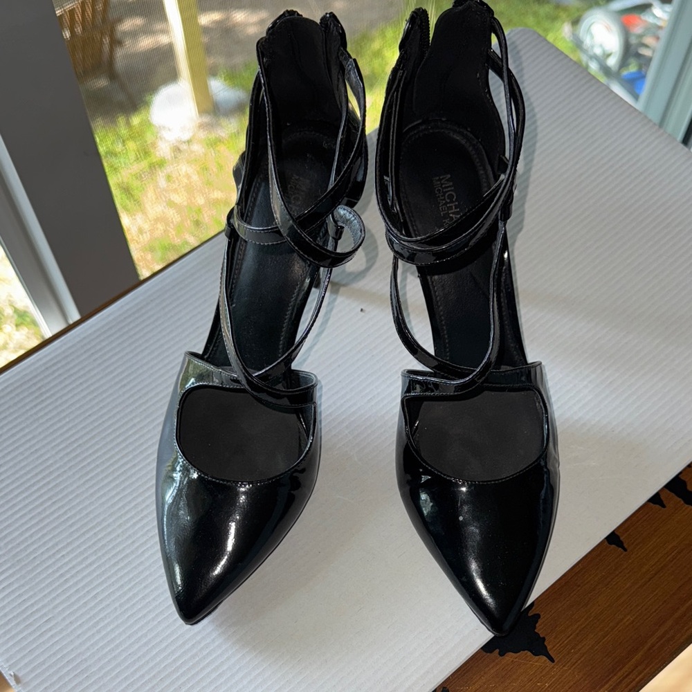 Michael kors sexy 4inch heel black patent leather, size 9
P-4